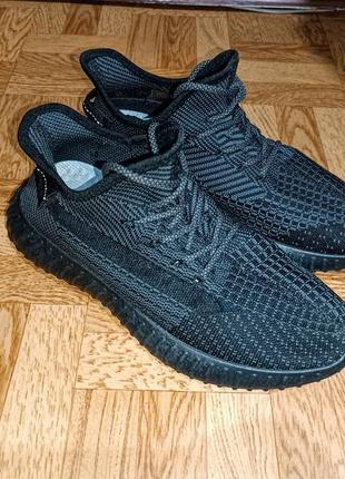 Кроссовки yeezy boost

44 размер