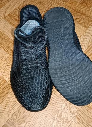 Кросівки yeezy boost

44 розмір3 фото