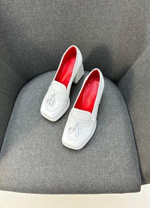 Белые туфли на толстом устойчивом каблуке из итальянской кожи с тиснением под рептилию4 фото