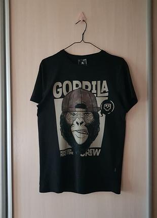 Черная бутболка cropp с принтом