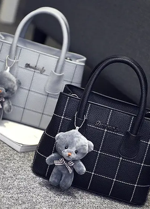 Жіноча чорна червона сіра рожева невелика шкіряна сумка сумочка з брелоком на плече