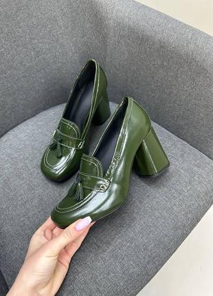 Темно зеленые туфли из лакированной кожи много цветов1 фото