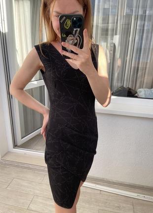 Міні сукня вечірня з драпіровкою збоку плаття чорне7 фото