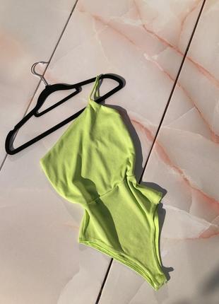 Яскравий топ боді в рубчик неоновий на одне плече