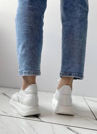 Кроссовки кожаные на платформе белые с перфорацией5 фото