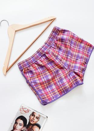 Жіночі короткі різнокольорові шорти з кишенями з принтом від бренду tcm4 фото