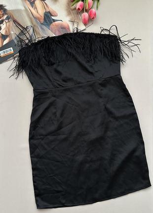Сатиновое платье мини украшено натуральными перьями5 фото