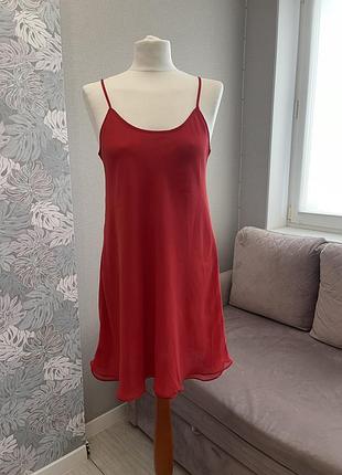 Легкое красное платье с обработанным низом
