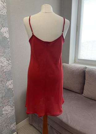 Легкое красное платье с обработанным низом3 фото
