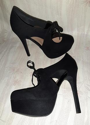 Чорні ботильйони на шнурочках на високому каблуці для пілатесу, стриппластики