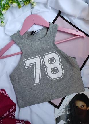Сірий топ з написом без рукавів укорочений топ н&м майка світло сіра