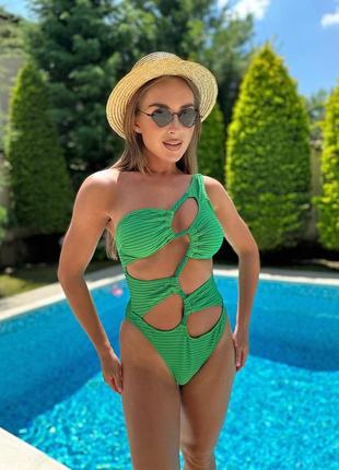 Зелений суцільний оригінальний купальник з вирізами