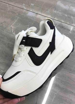 Стильные кроссовки