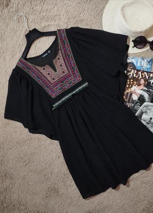 Шикарна сукня з вишивкою/плрннлйя