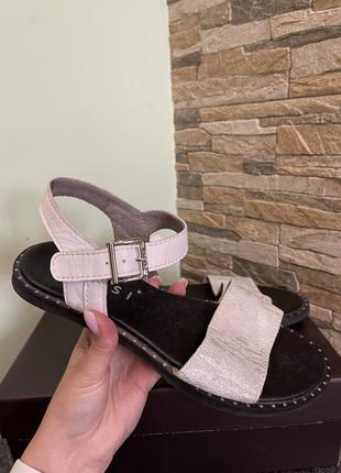Кожаные босоножки