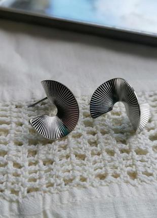 Трендовые спиральные серебристые сережки-гвоздики\серебро\металл3 фото