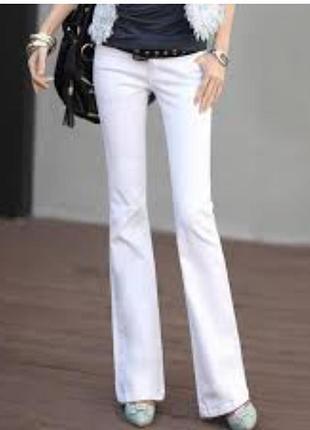 Круті білі джинси легкий кльош s низька посадка
