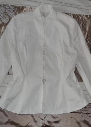 Стильный белый жакет с баской