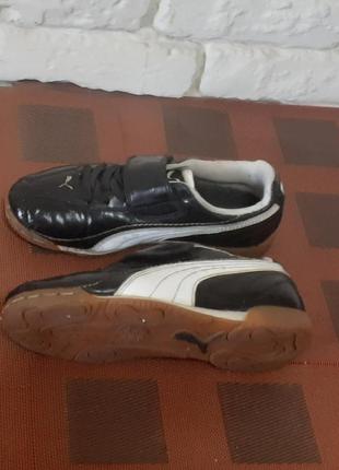 Фирменные кроссовки.