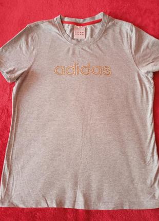 Футболка adidas.