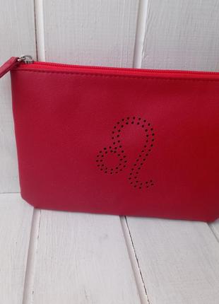 Червона косметичка