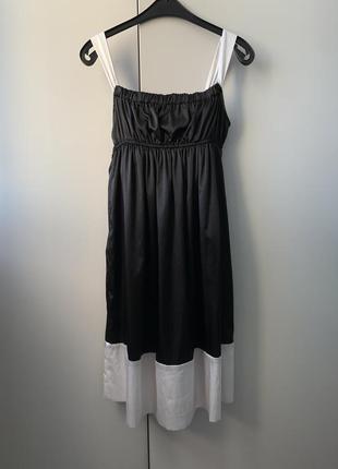 Атласное черно-белое платье сарафан