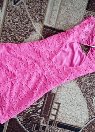 Оригинальное коротенькое платье с вырезом на спинке