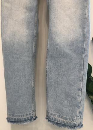 Мужские светлые джинсы с оригинальным низом3 фото