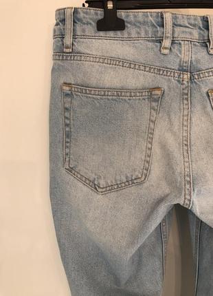 Мужские светлые джинсы с оригинальным низом9 фото
