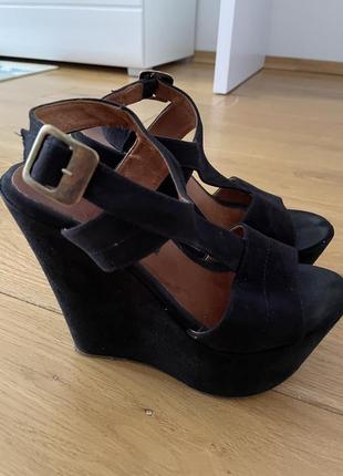 Босоніжки жіночі замшеві чорні на платформі