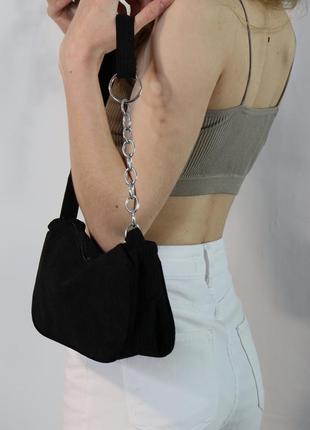 Чорна сумка-багет з металевим ланцюгом на ручці вельветова текстура на плече на блискавку панк к-поп стиль азіатський сучасна однотонна підліткова4 фото
