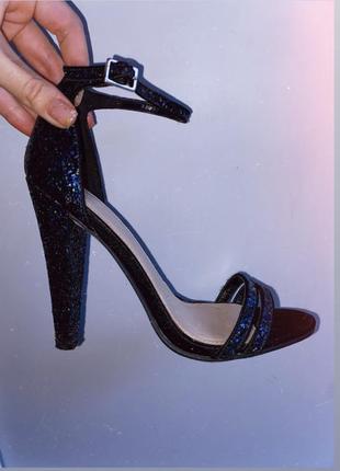 Черные босоножки женские блестящие на каблуке 36-37 размер
