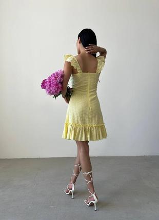 Женское легкое летнее короткое желтое платье из прошвы с имитацией чашки сарафан1 фото