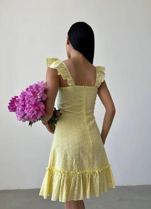 Женское легкое летнее короткое желтое платье из прошвы с имитацией чашки сарафан2 фото