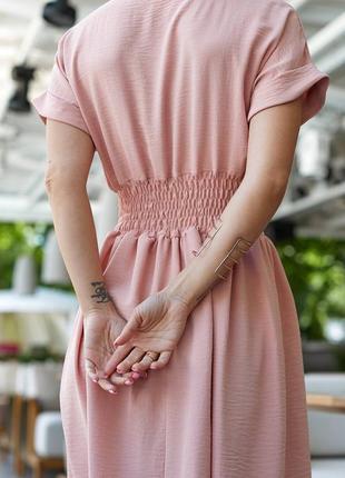 Женское легкое летнее персиковое платье миди с акцентом на талии с резинкой на талии с карманами5 фото