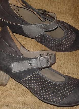 38.5-25 см шкіра think made in italy каблук 4.5 ширина устілки 8 см м'які зручні стан нових