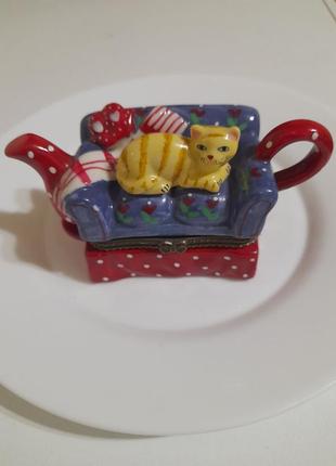 Статуетка скринька кішка на дивані