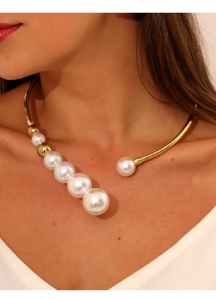 Модное золотистое ожерелье с крупными белыми бусинами1 фото
