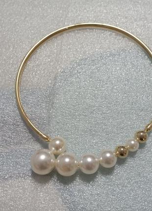 Модное золотистое ожерелье с крупными белыми бусинами4 фото