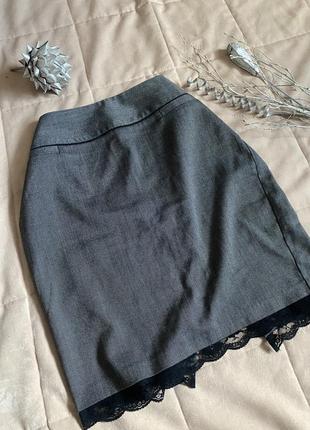 Серая короткая карандашная юбка с черным кружевом и завышенной посадкой стильная актуальная деловой стиль twenty one с вырезом сзади1 фото