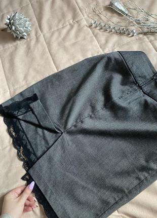 Серая короткая карандашная юбка с черным кружевом и завышенной посадкой стильная актуальная деловой стиль twenty one с вырезом сзади3 фото