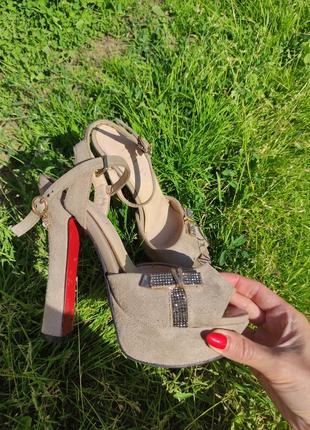 Босоножки на каблуке