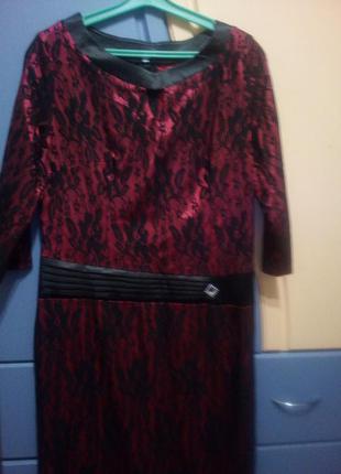 Нарядное красное платье с чорным гипюром