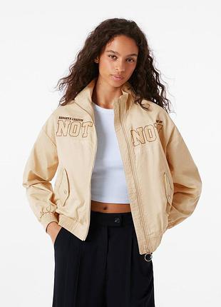 Бавовняна легка куртка вітровка з вишивкою bershka — l