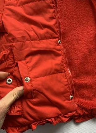Куртка ветровка красная на 9 месяцев с рюшиками2 фото