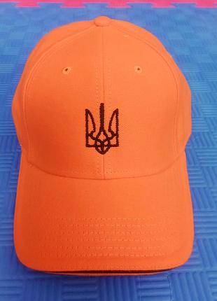 Кепка оражевая с вышитым гербом.