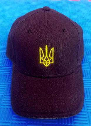 Кепка черная с гербом и флагом.