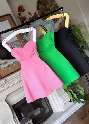 Стильна міні сукня на бретелях з розкльошеною спідницею коротка плаття сарафан чорна...