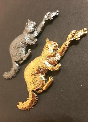 Брошь кот и черепаха. цвет золото. кошка сюжетная брошка под винтаж на подарок в коллекцию украшение