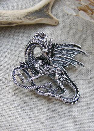 Необычная брошь в виде серебристого дракона цвет темное серебро